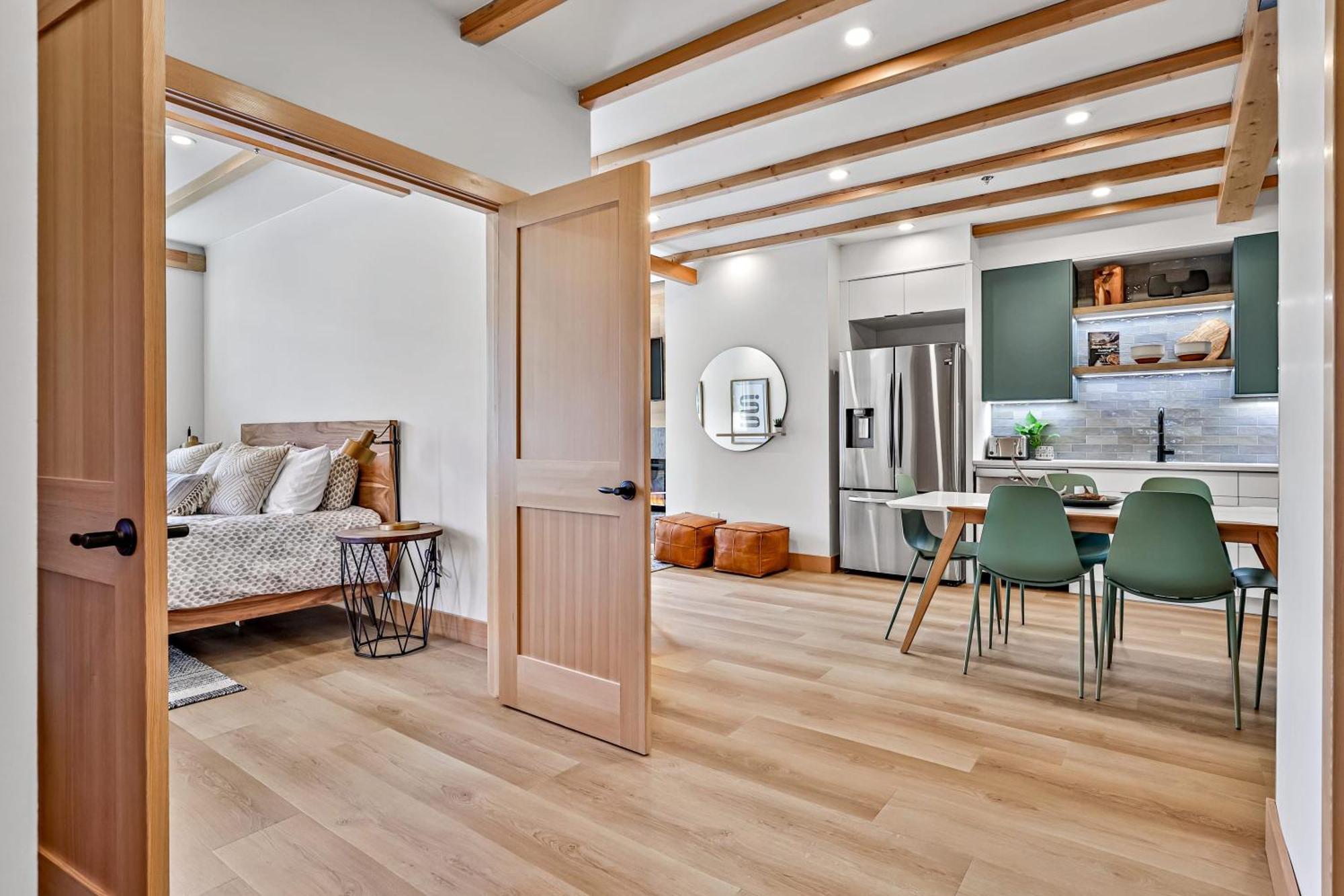 Ravens Crest Lodge - Stunning Views Perfectly Located On Main Street 坎莫尔 外观 照片