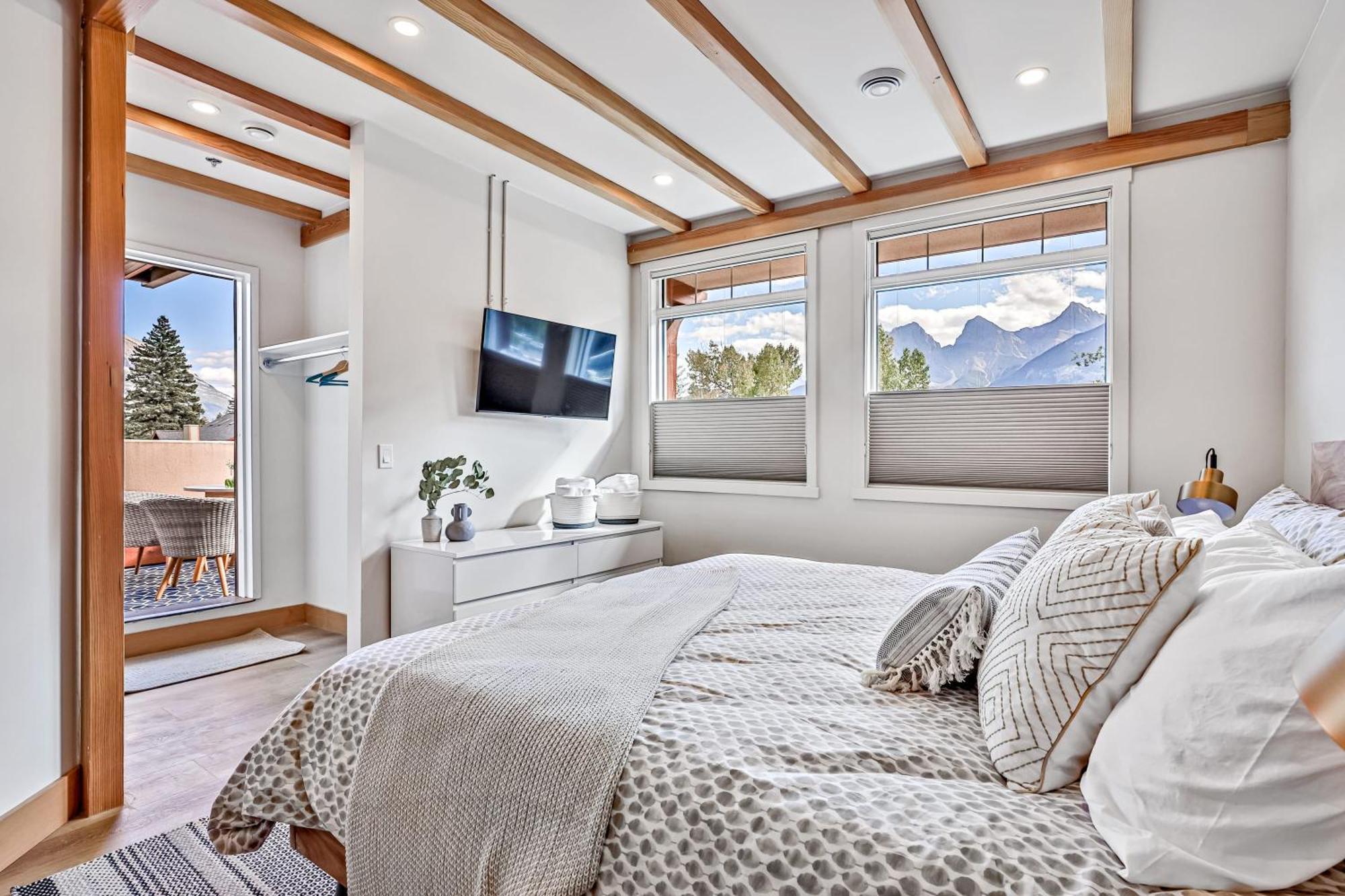 Ravens Crest Lodge - Stunning Views Perfectly Located On Main Street 坎莫尔 外观 照片
